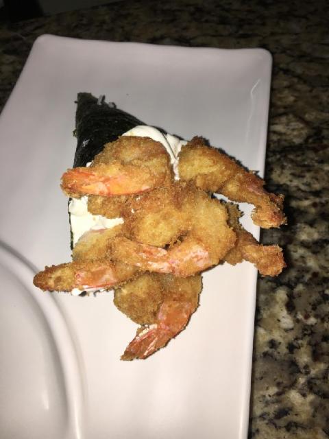 Temaki de Camarão empanado, cream cheese e molho tarê