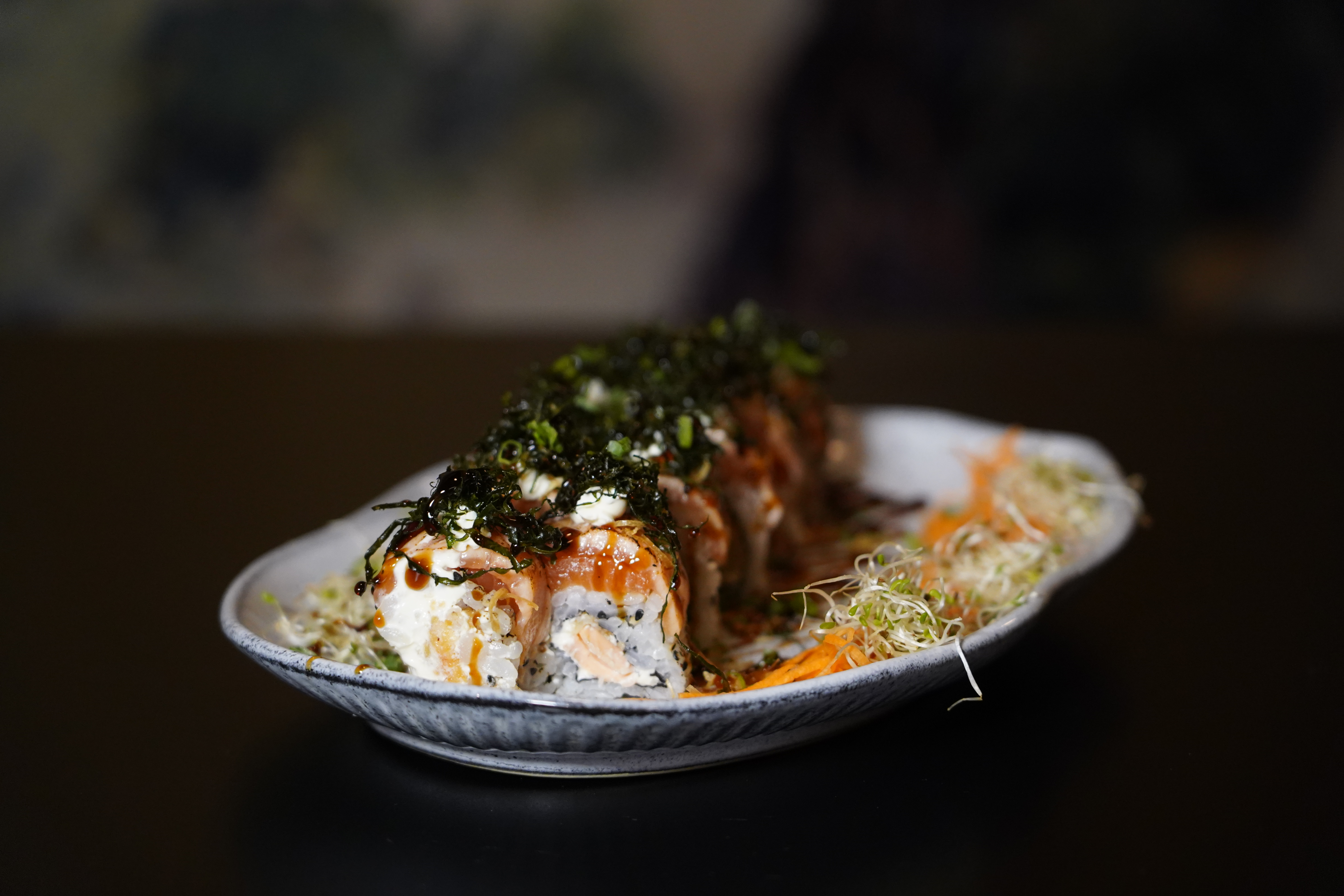 URAMAKI DE SALMÃO EMPANADO (8 UNID)