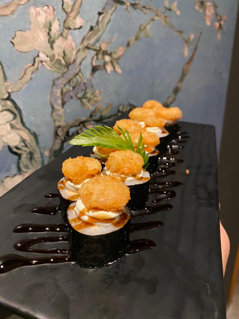 Hossomaki de salmão grelhado, cream, camarão empanado e tarê