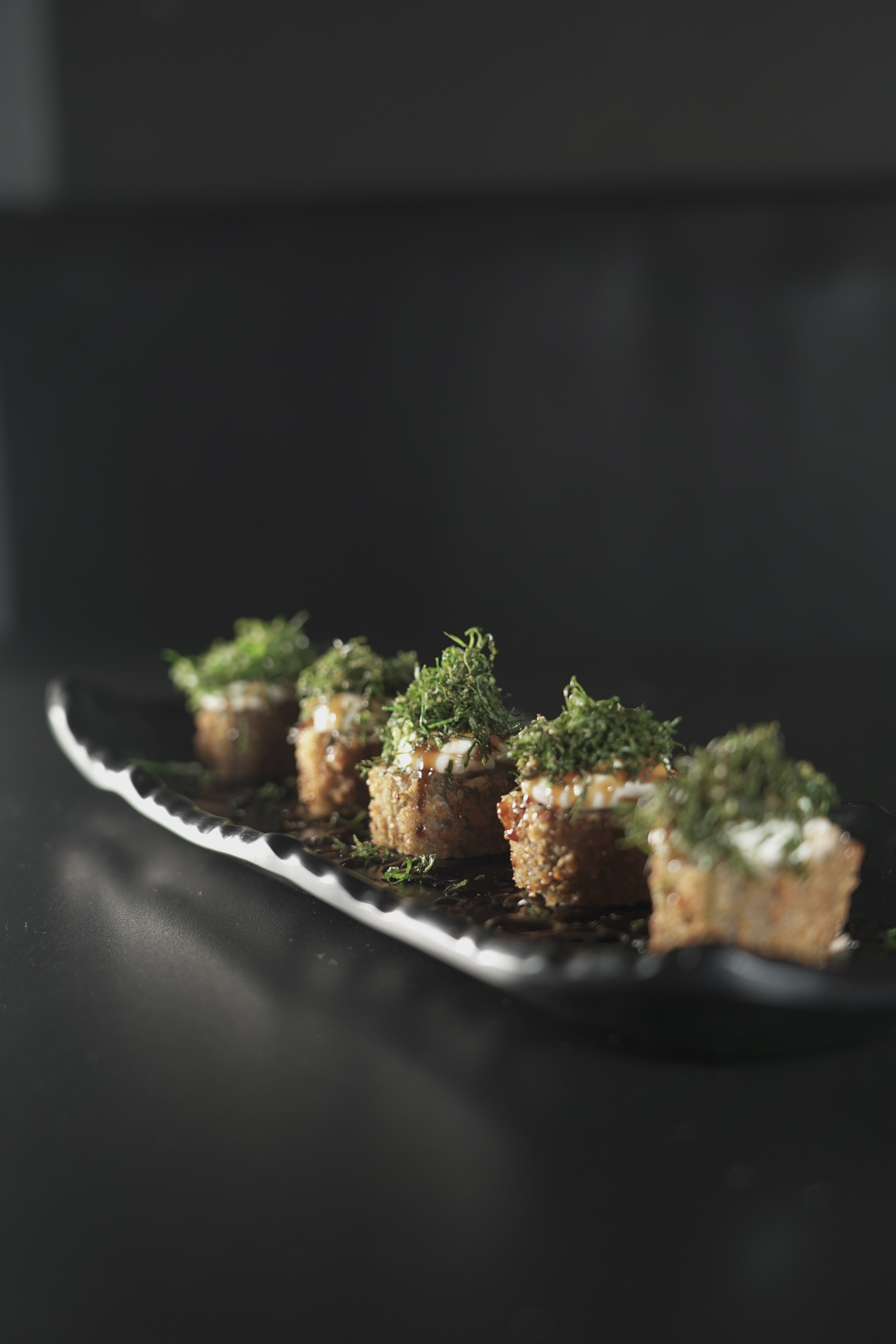 Hot Roll de Salmão, cream cheese e couve crocante