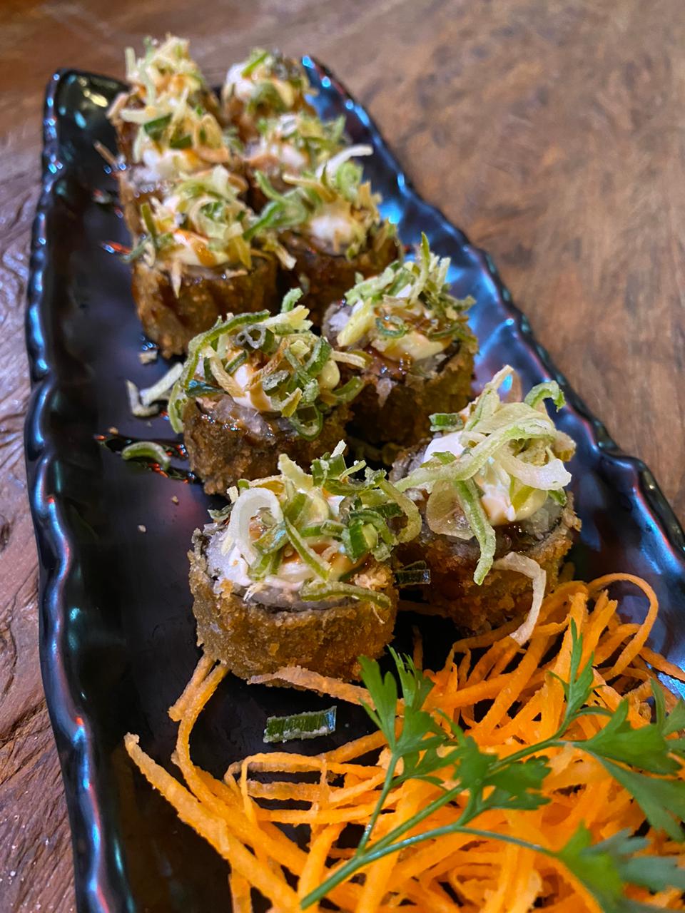 Hot Roll de salmão, cream cheese e crispy de alho poró