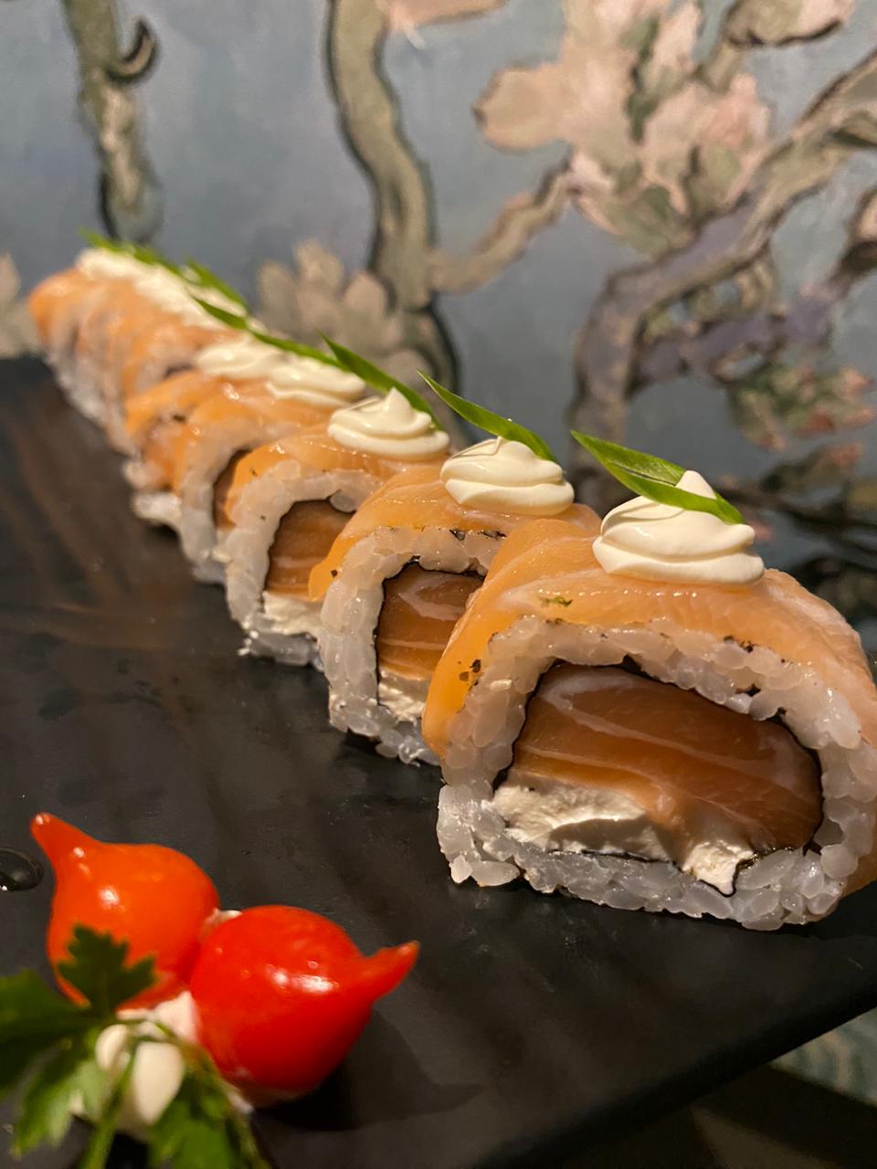 Uramaki de Salmao, Cream Cheese e Coberto com Salmao