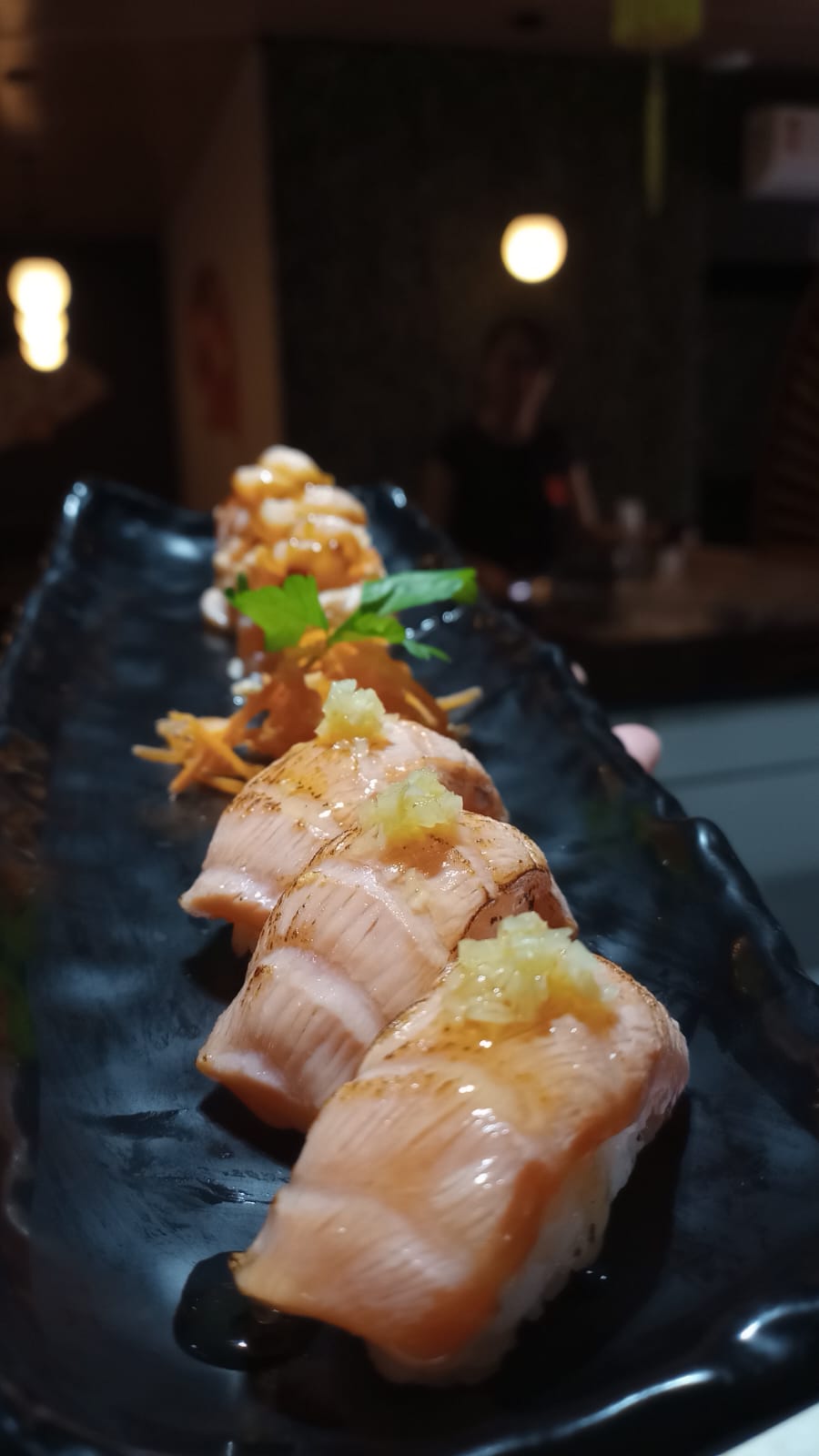 Niguiri de Salmao Flambado com Mel e Gengibre