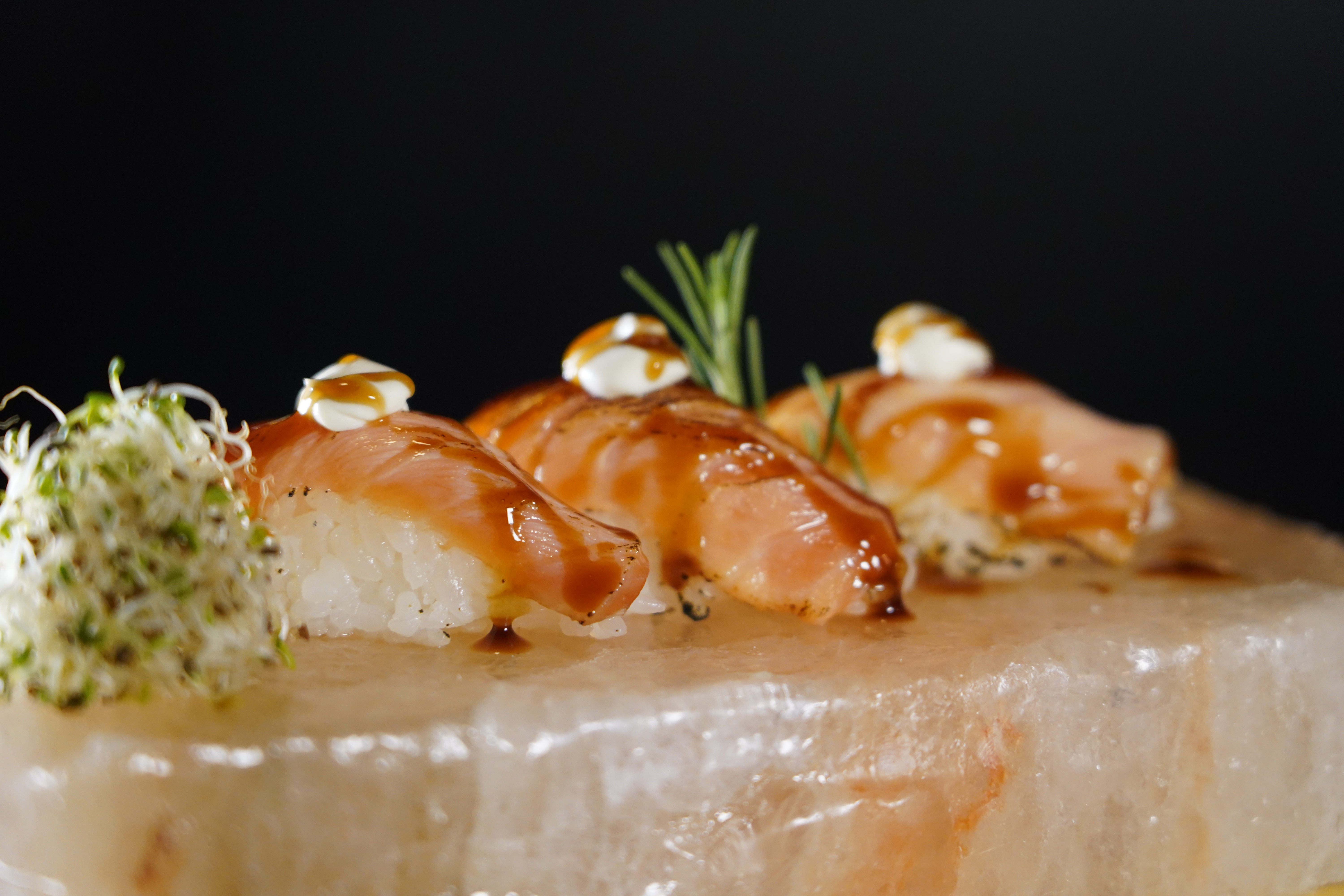 Niguiri de salmao flambado, cream cheese e tare