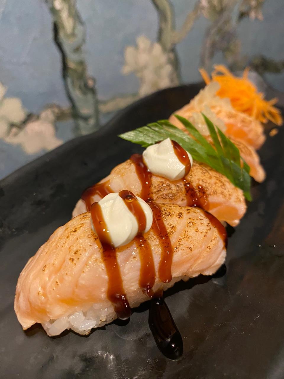 Niguiri de salmão, cream cheese e geléia de pimenta